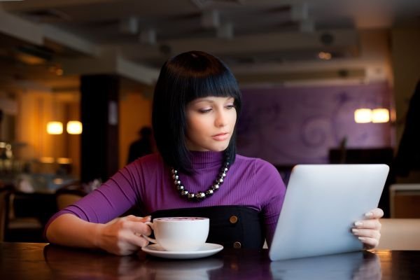girl-in-cafe-tablet tablet przy kawie