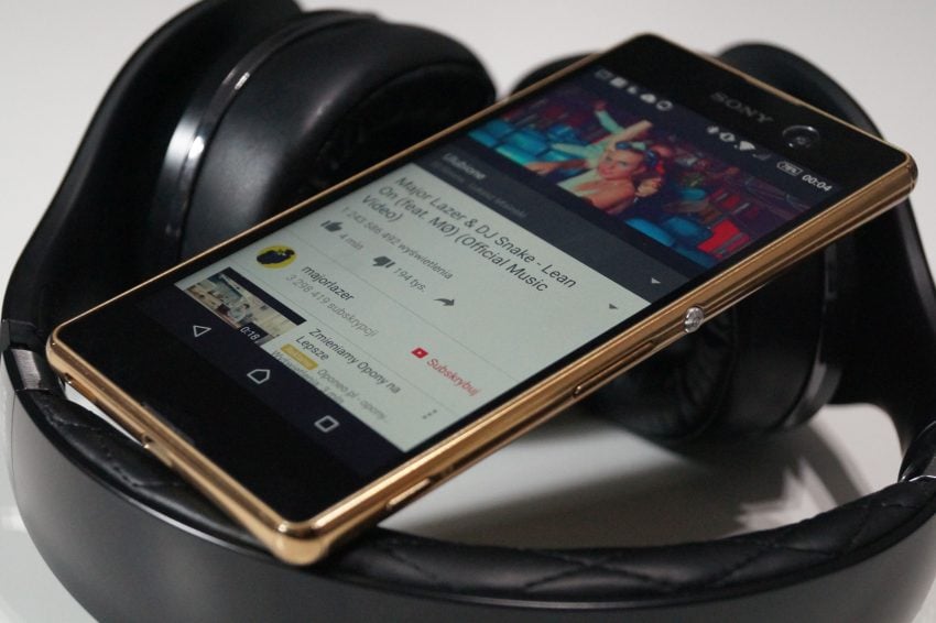 Sony Xperia M5 na słuchawkach Samsung Level Over