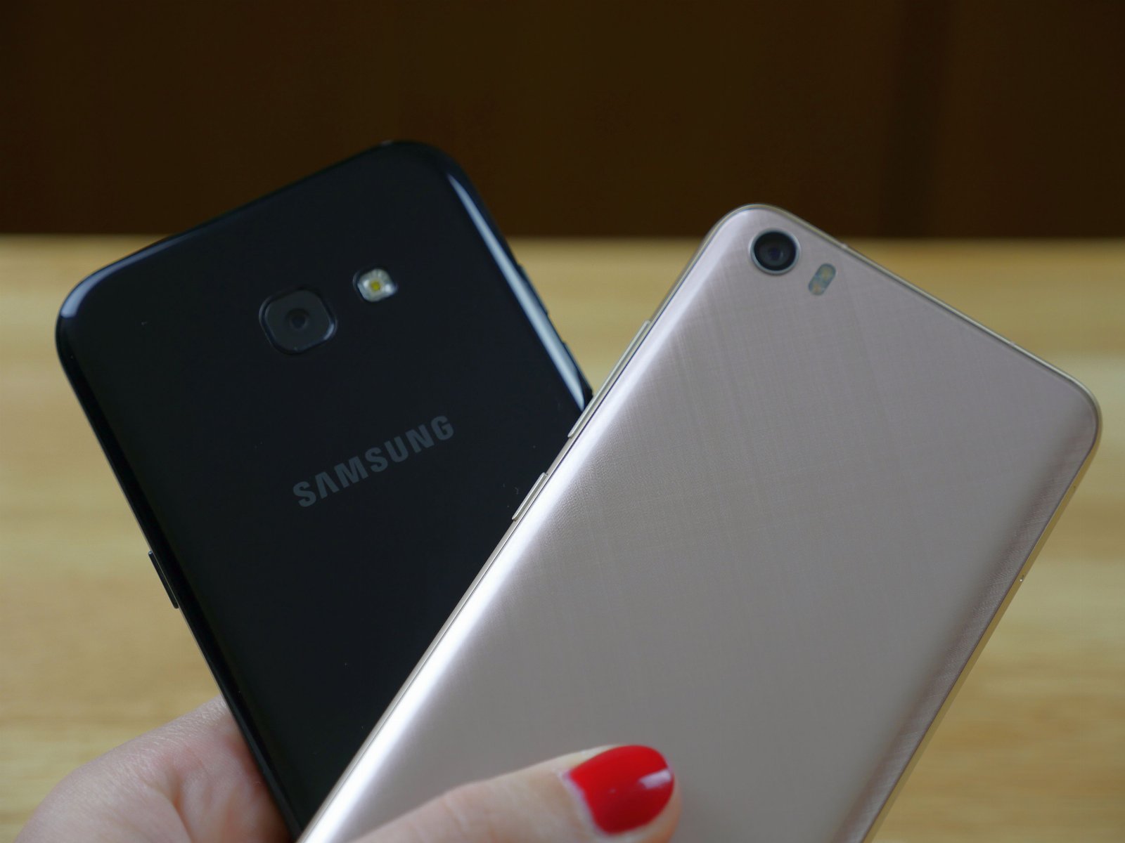 Por³wnanie Samsung Galaxy A5 2017 vs Xiaomi Mi 5 Tabletowo Stwierdzicie pewnie że siÄ tego Samsunga Galaxy A5 2017 uczepiÅam bo por³wnaÅam go już z Honorem 8 i Samsungiem Galaxy S6 a dziÅ zn³w zestawiam z