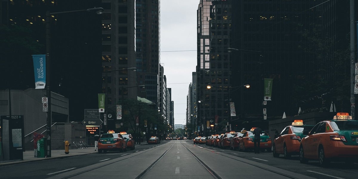 Ulica z samochodami / miniatura Uber - fot. Pixabay