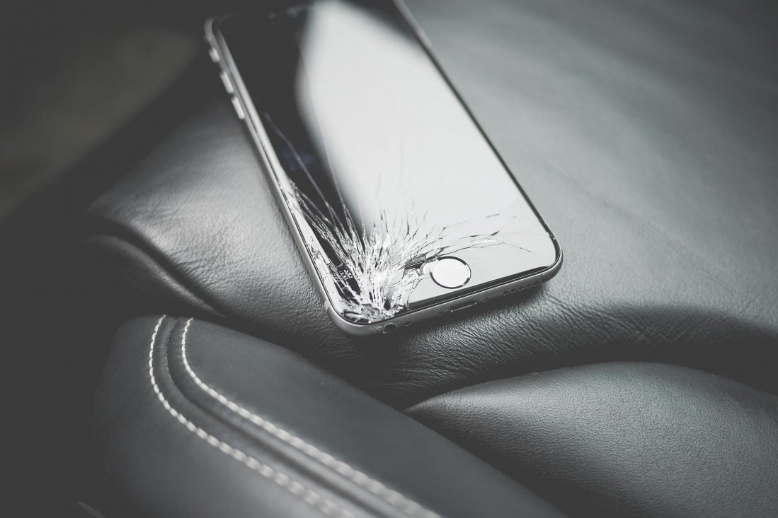 uszkodzony iphone smartfon wyświetlacz