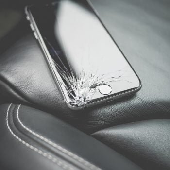 uszkodzony iphone smartfon wyświetlacz