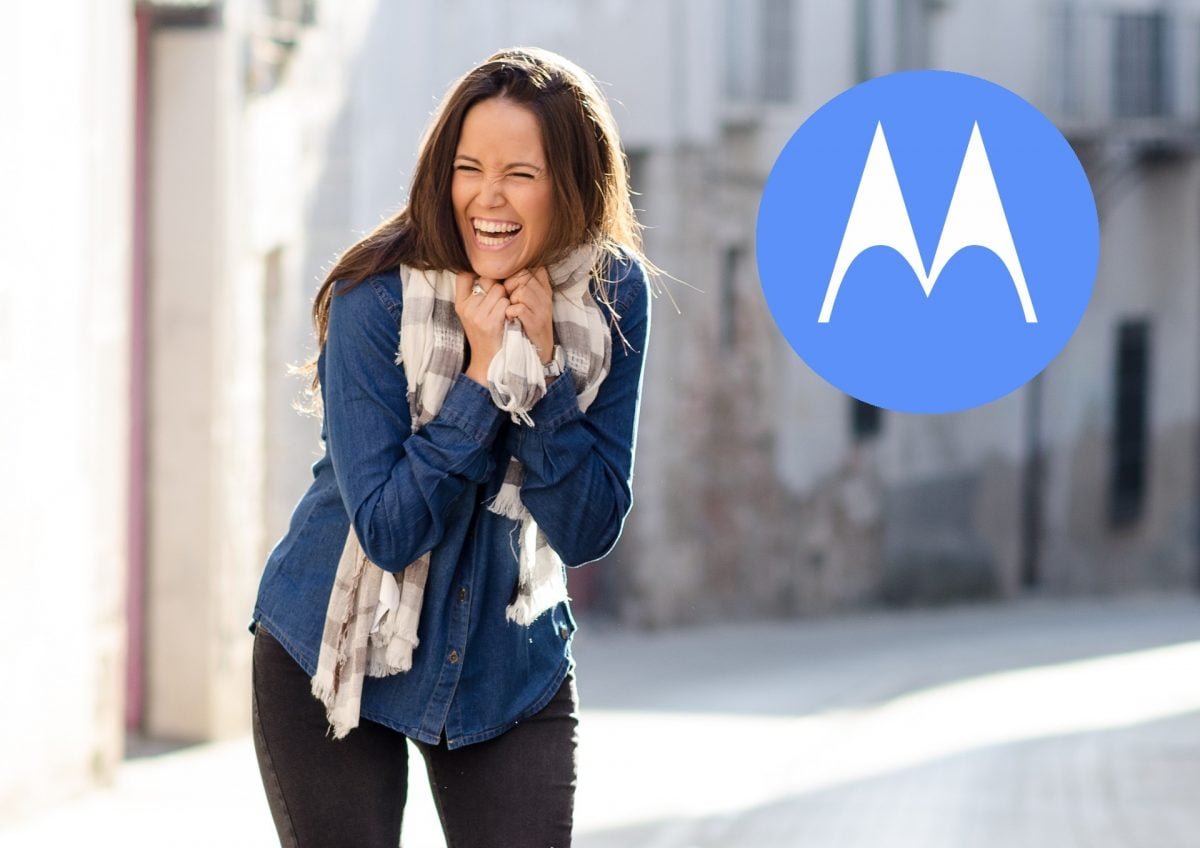kobieta dziewczyna woman girl uśmiech śmiech Motorola logo