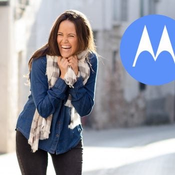 kobieta dziewczyna woman girl uśmiech śmiech Motorola logo