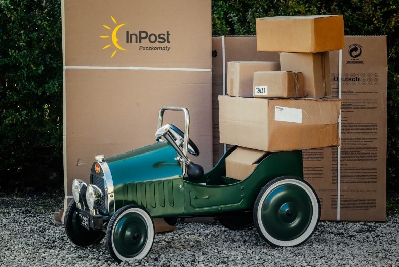 przesyłka kurier paczka samochód wóz InPost logo