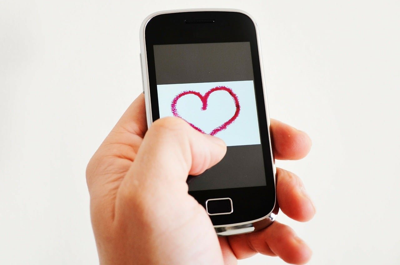 smartfon z sercem namalowanym na ekranie