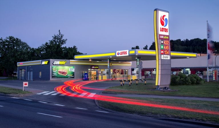 stacja benzynowa paliwowa LOTOS