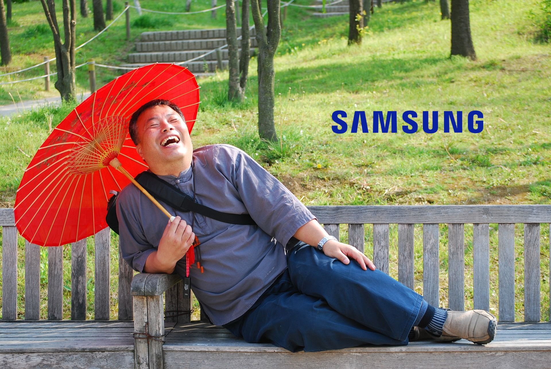 laughing śmiech mężczyzna Samsung logo