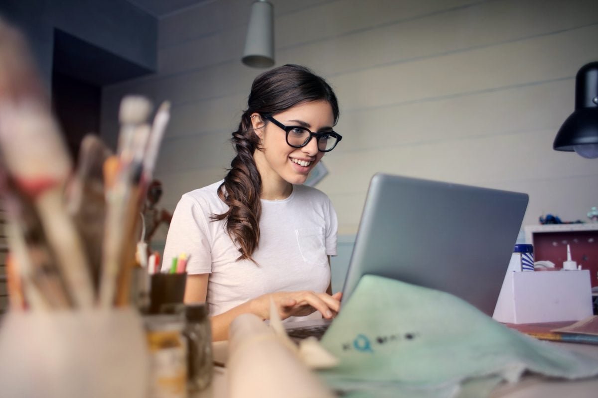 komputer laptop kobieta woman girl dziewczyna