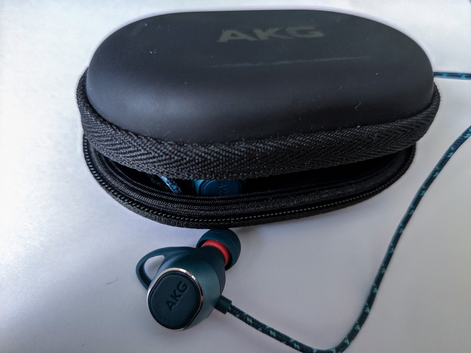 AKG N200