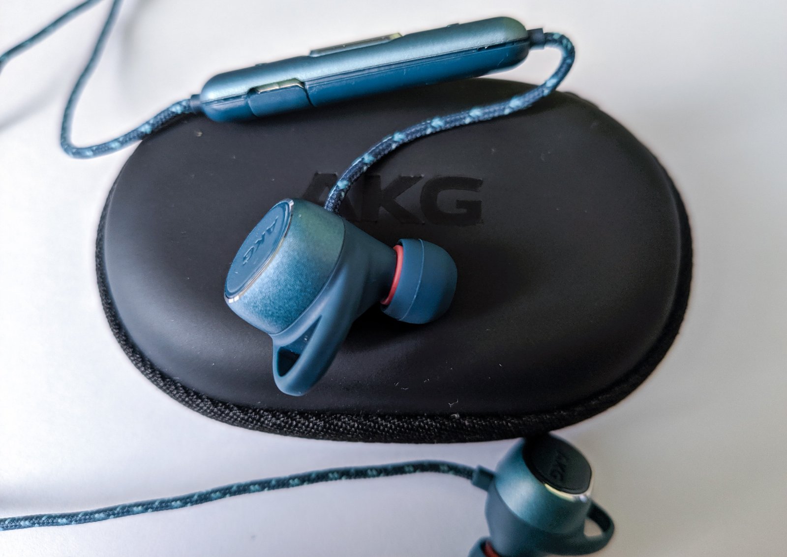 AKG N200