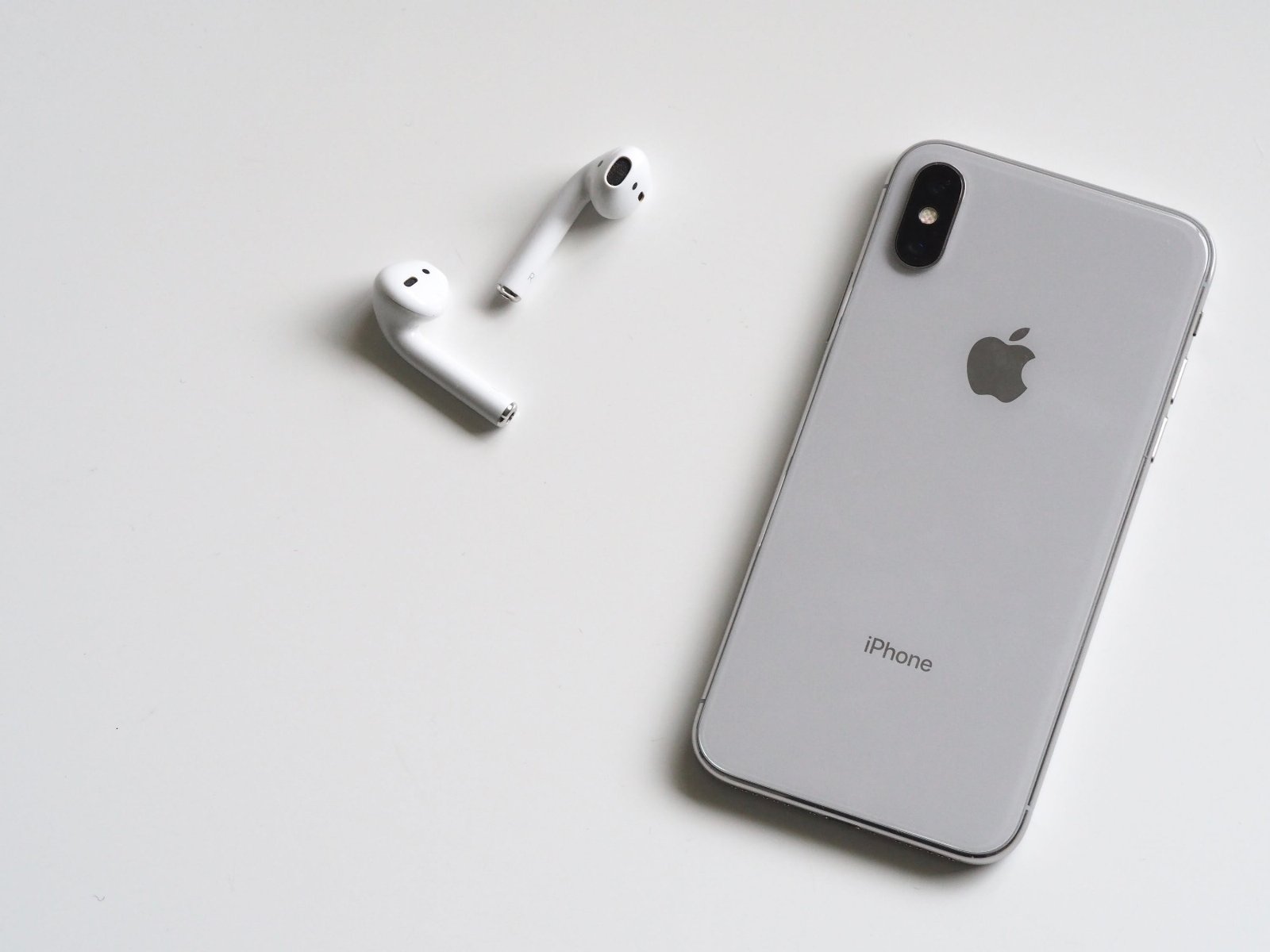 iPhone X AirPods