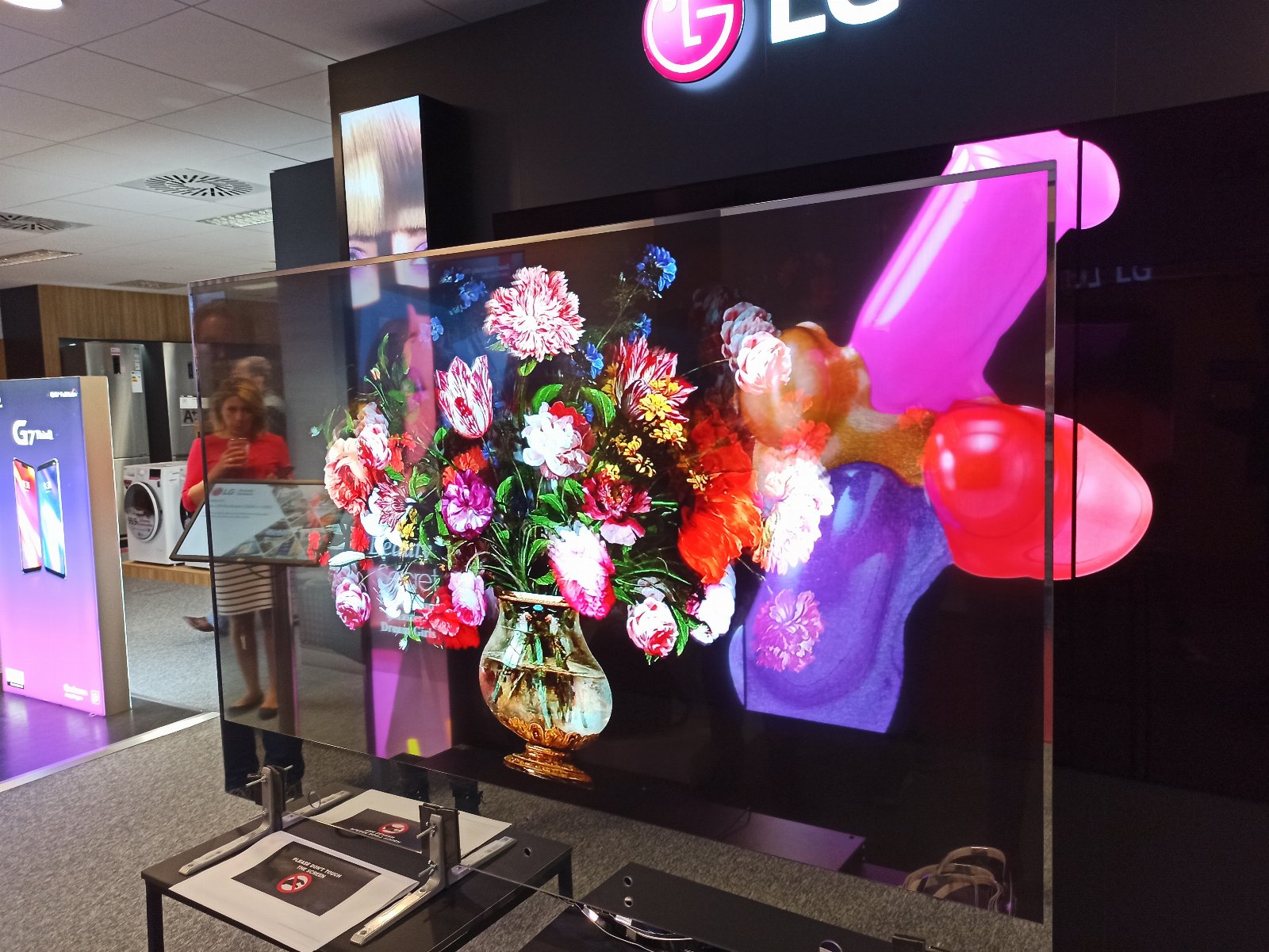 Transparentny ekran OLED z linii LG Digital Signage