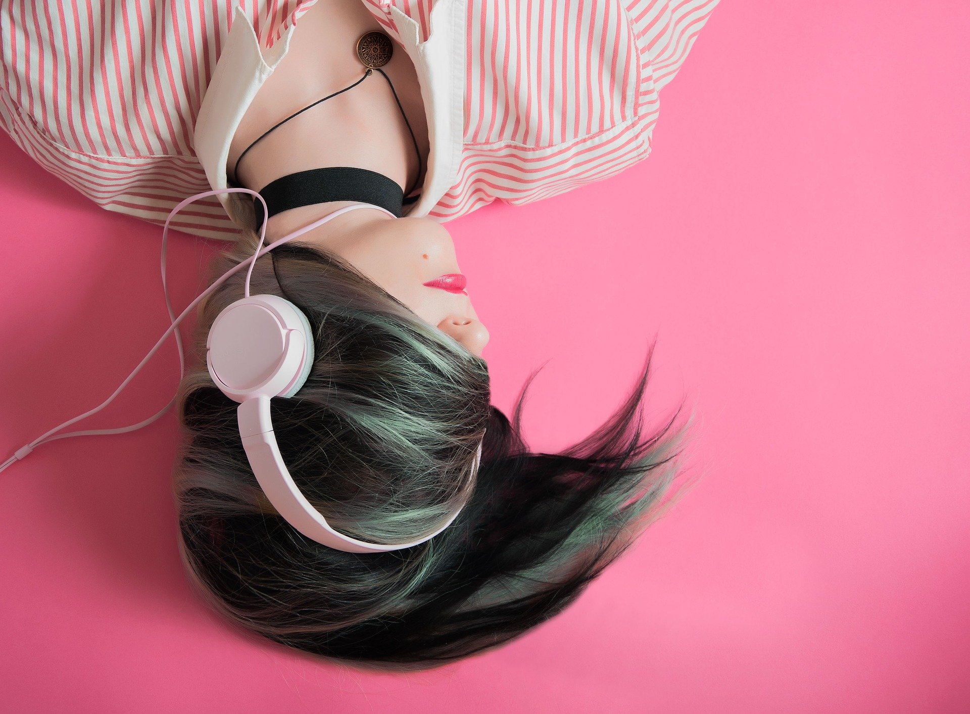 słuchawki muzyka dziewczyna