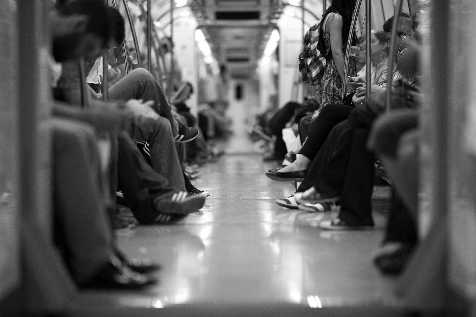 smartfon smartphone metro train