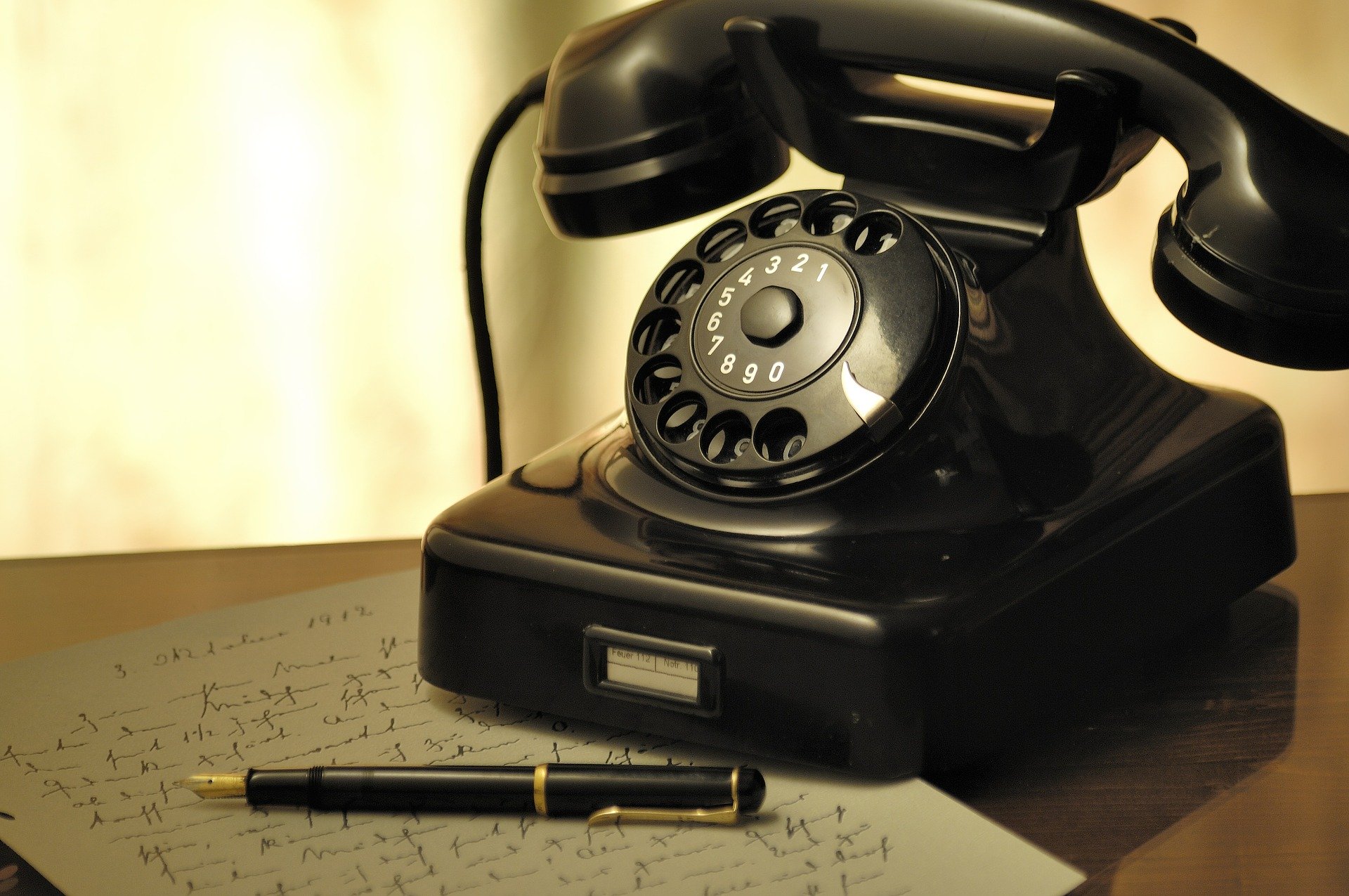 stary klasyczny telefon stacjonarny