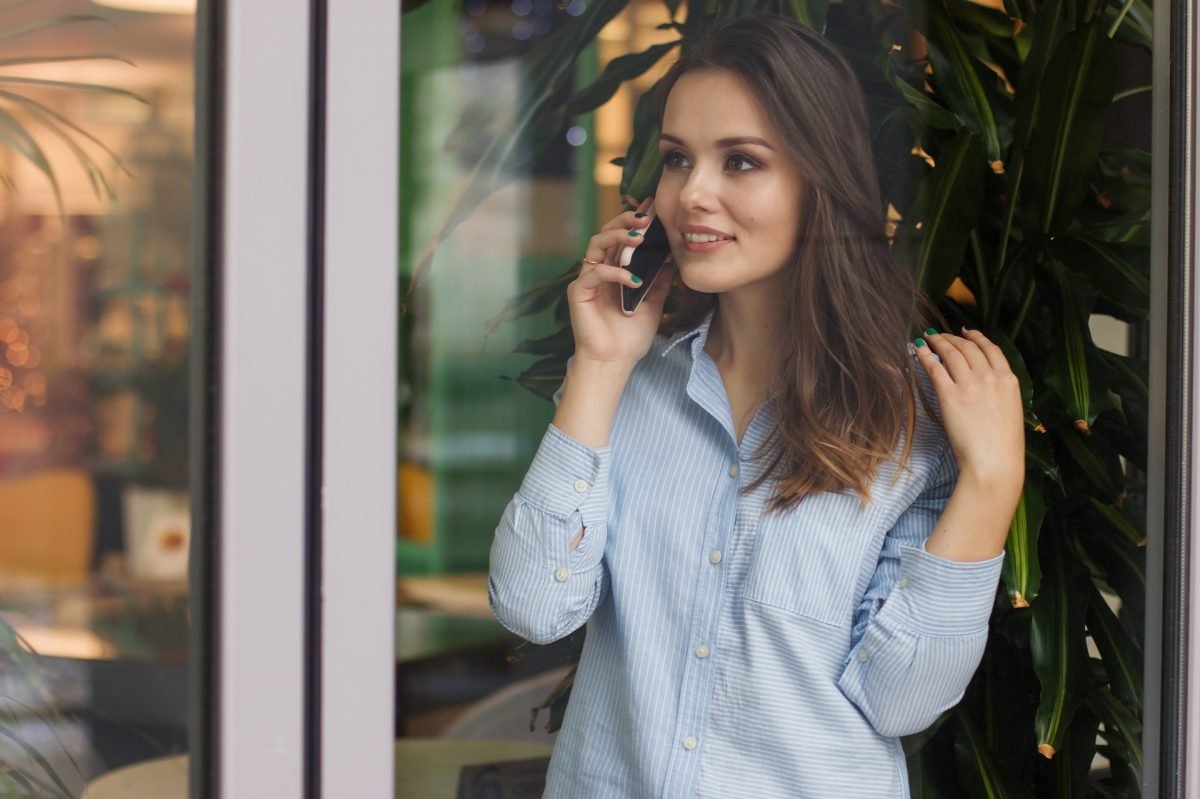 dziewczyna kobieta smartfon rozmowa przez telefon phone talk