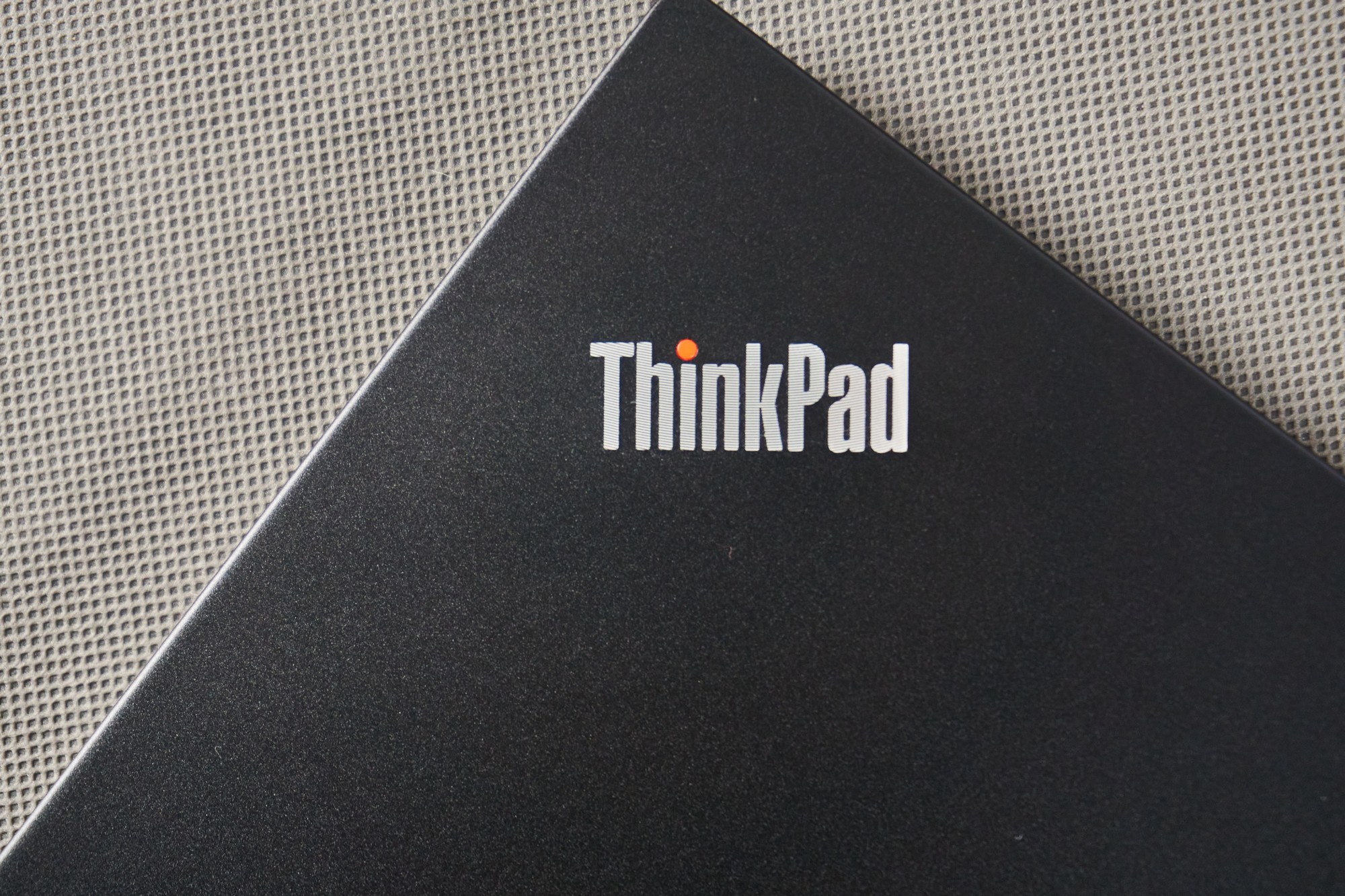 Lenovo ThinkPad E15 - logo na klapie