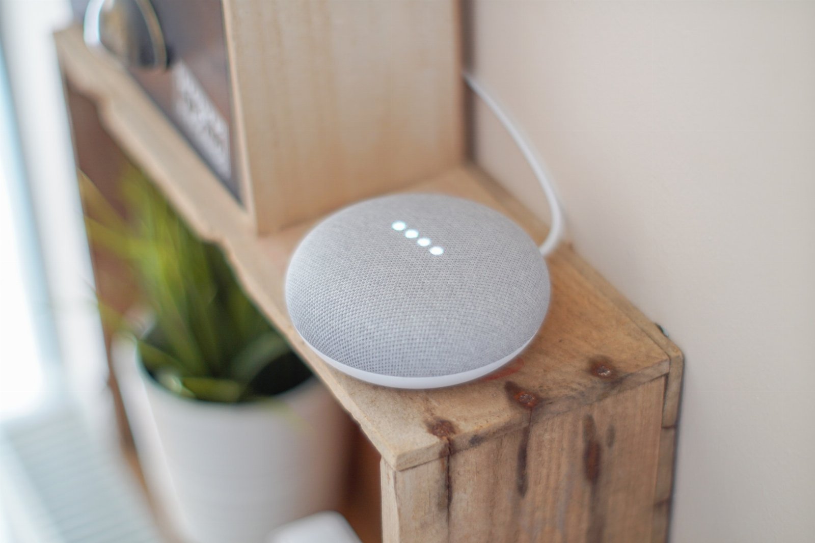 Google Home Mini - inteligentny asystent i głośnik