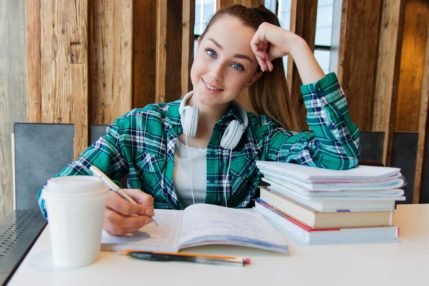 uczeń uczennica student nauka lekcje dziewczyna girl