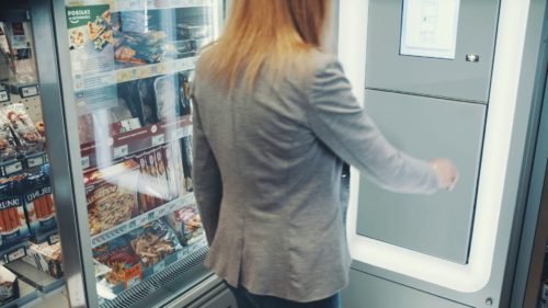 Automat paczkowy w sklepie sieci Żabka