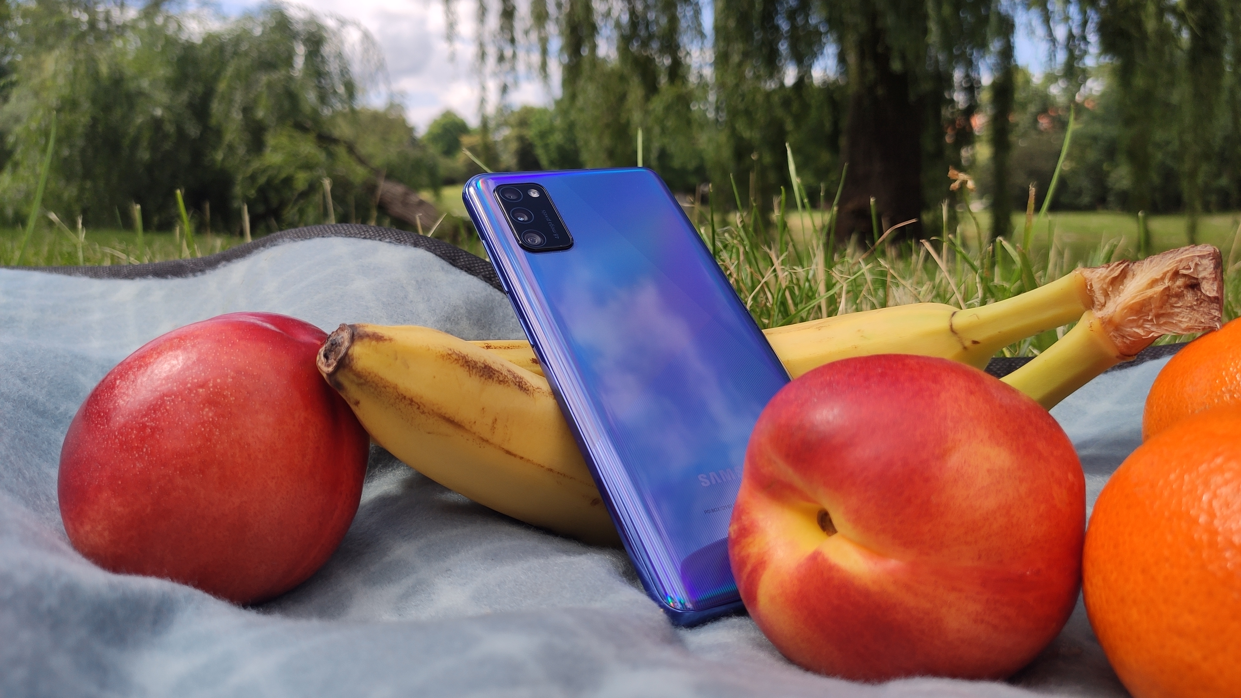 Podczas pikniku Samsung Galaxy A41 zwracał uwagę przechodniów, a może to zasługa owoców? | fot. Krzysztof Rodziński