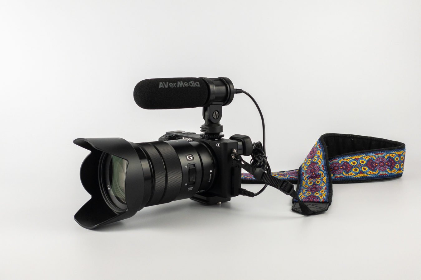 Mikrofon Live Streamer MIC 133P zamontowany na aparacie Sony α6300