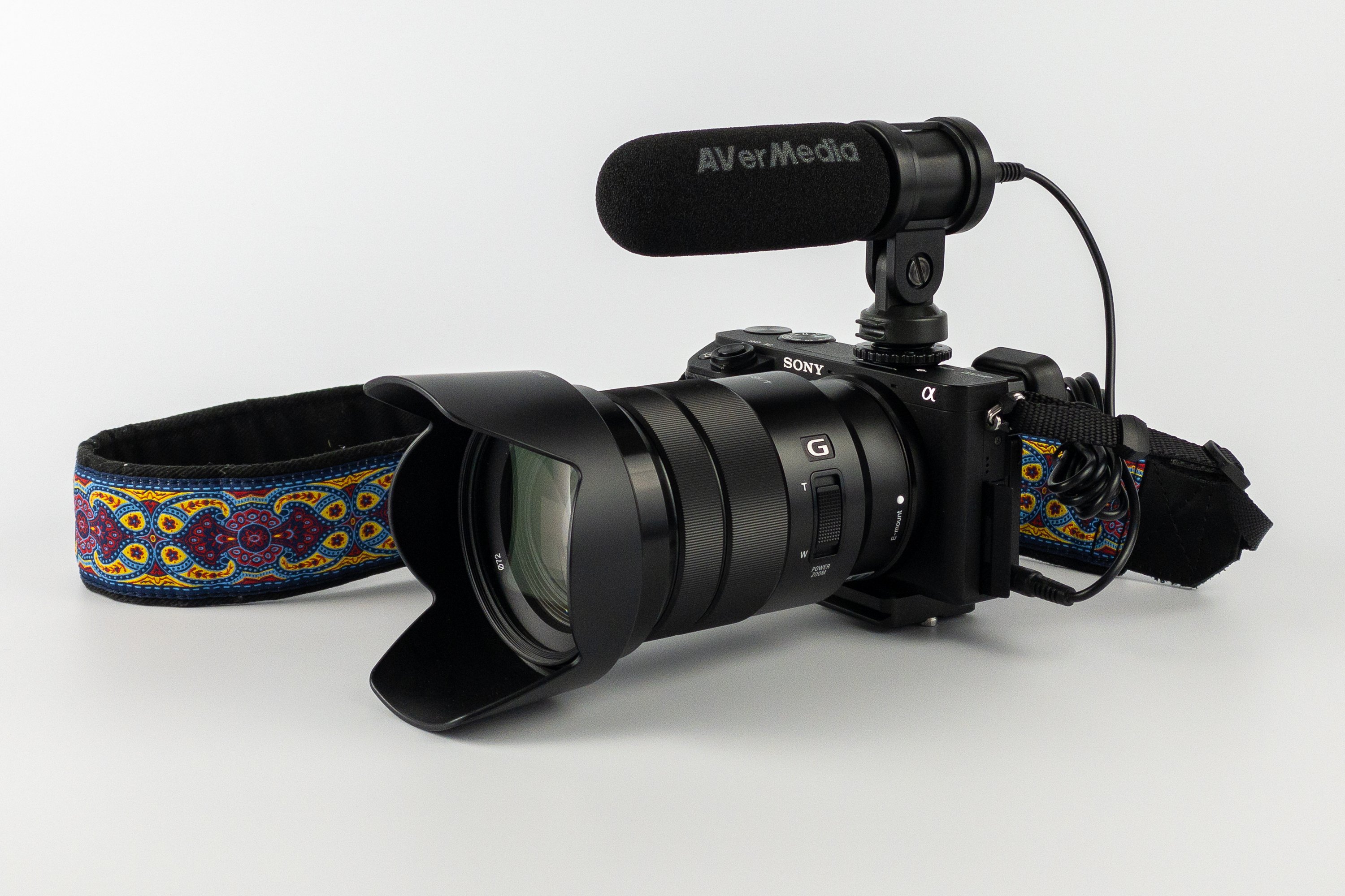 Mikrofon Live Streamer MIC 133P zamontowany na aparacie Sony α6300
