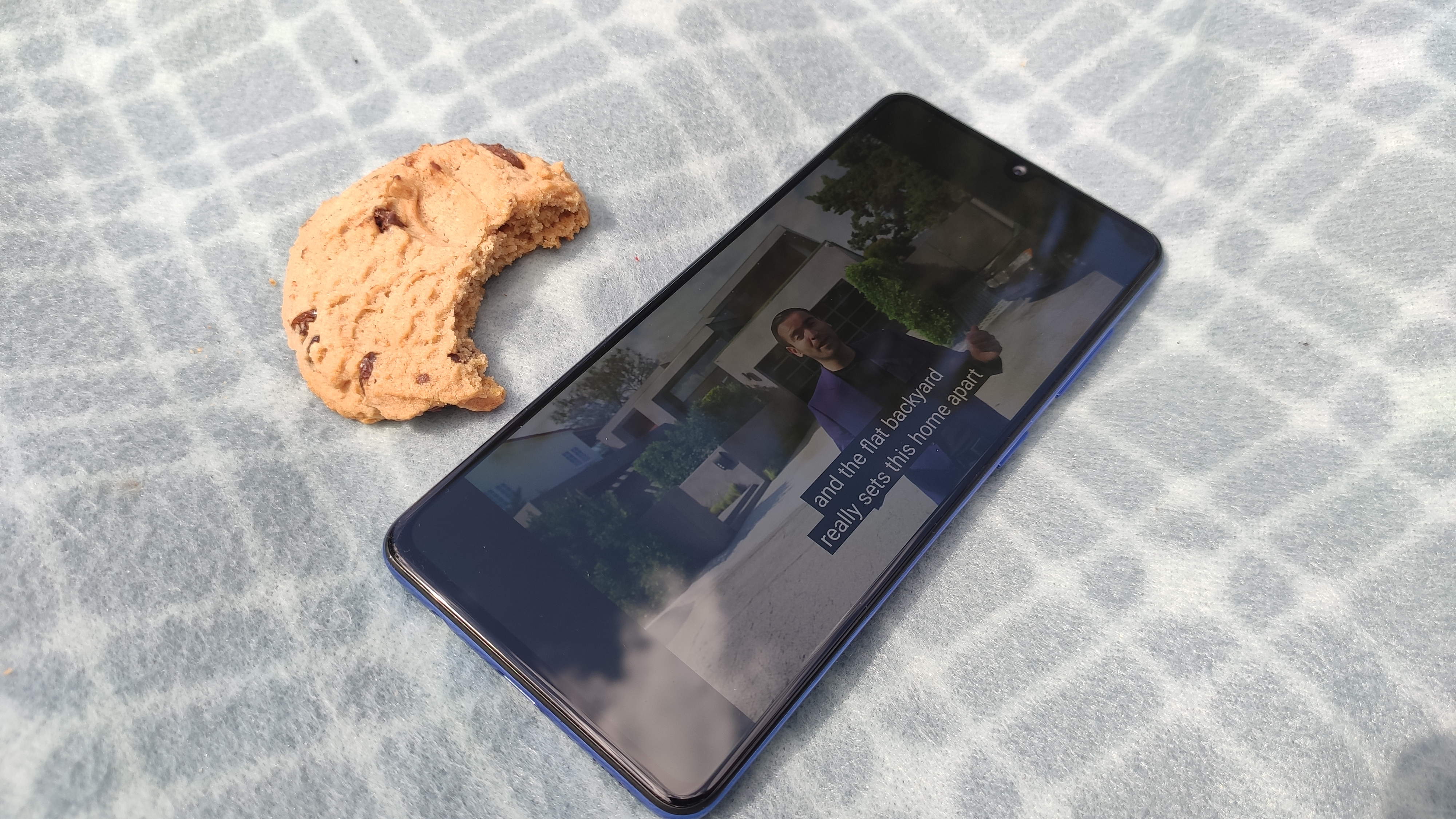 Samsung Galaxy A41 zapewni oglądanie filmów w pełnym Słońcu bez problemów. | fot. Krzysztof Rodziński