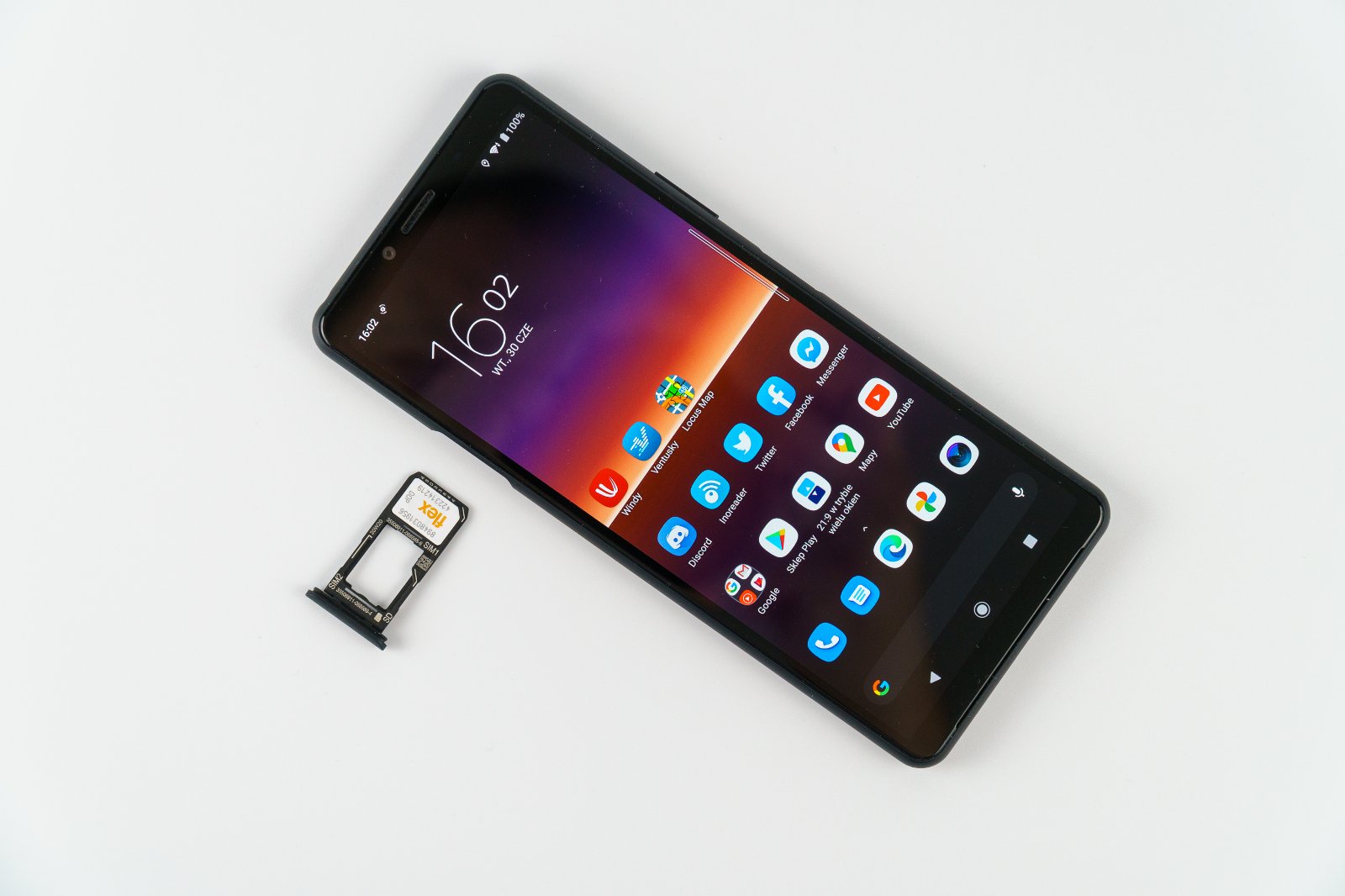 Xperia 10 II z wysuniętą tacką SIM