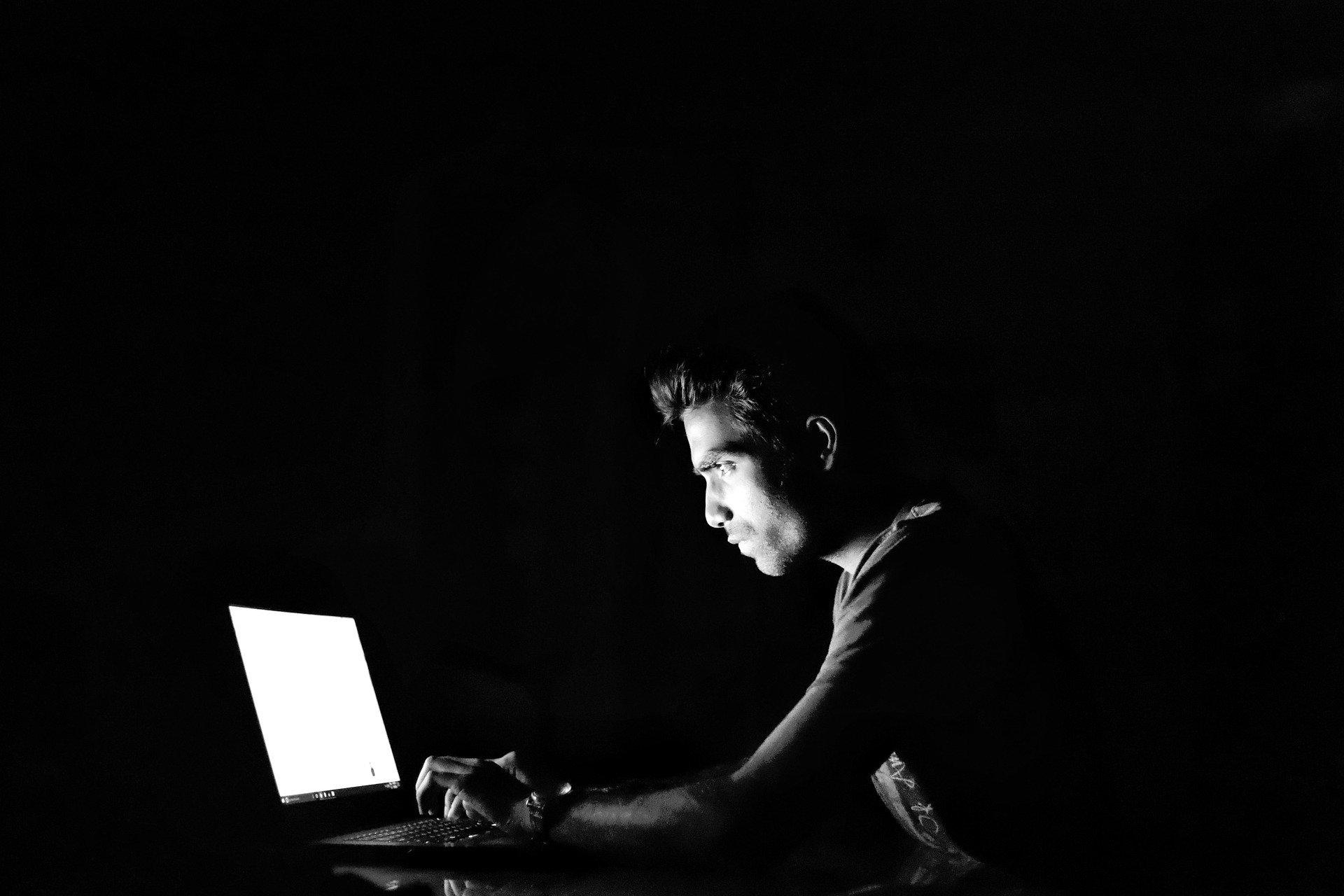 haker hacker cybeprzestępca komputer laptop
