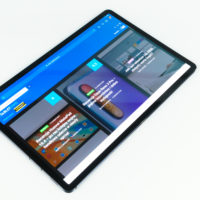 Samsung Galaxy Tab S7+ z widocznym włączonym ekranem
