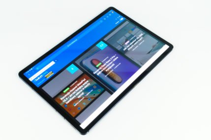 Samsung Galaxy Tab S7+ z widocznym włączonym ekranem