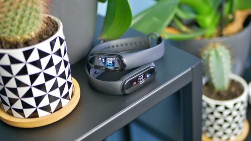 Xiaomi Mi Band 5 i Xiaomi Mi Band 4 / fot. Kacper Żarski