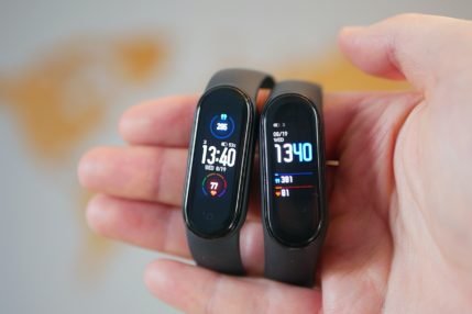 Xiaomi Mi Band 5 i Xiaomi Mi Band 4 / fot. Kacper Żarski