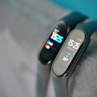 Xiaomi Mi Band 5 i Xiaomi Mi Band 4 / fot. Kacper Żarski