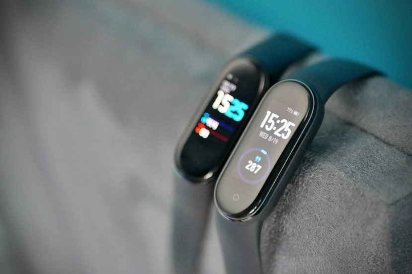 Xiaomi Mi Band 5 i Xiaomi Mi Band 4 / fot. Kacper Żarski