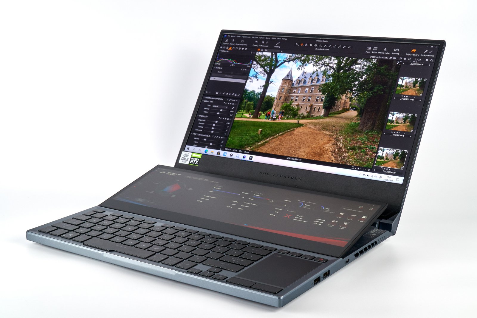 Asus ROG GX550L Zephyrus Duo z włączonymi oboma wyświetlaczami