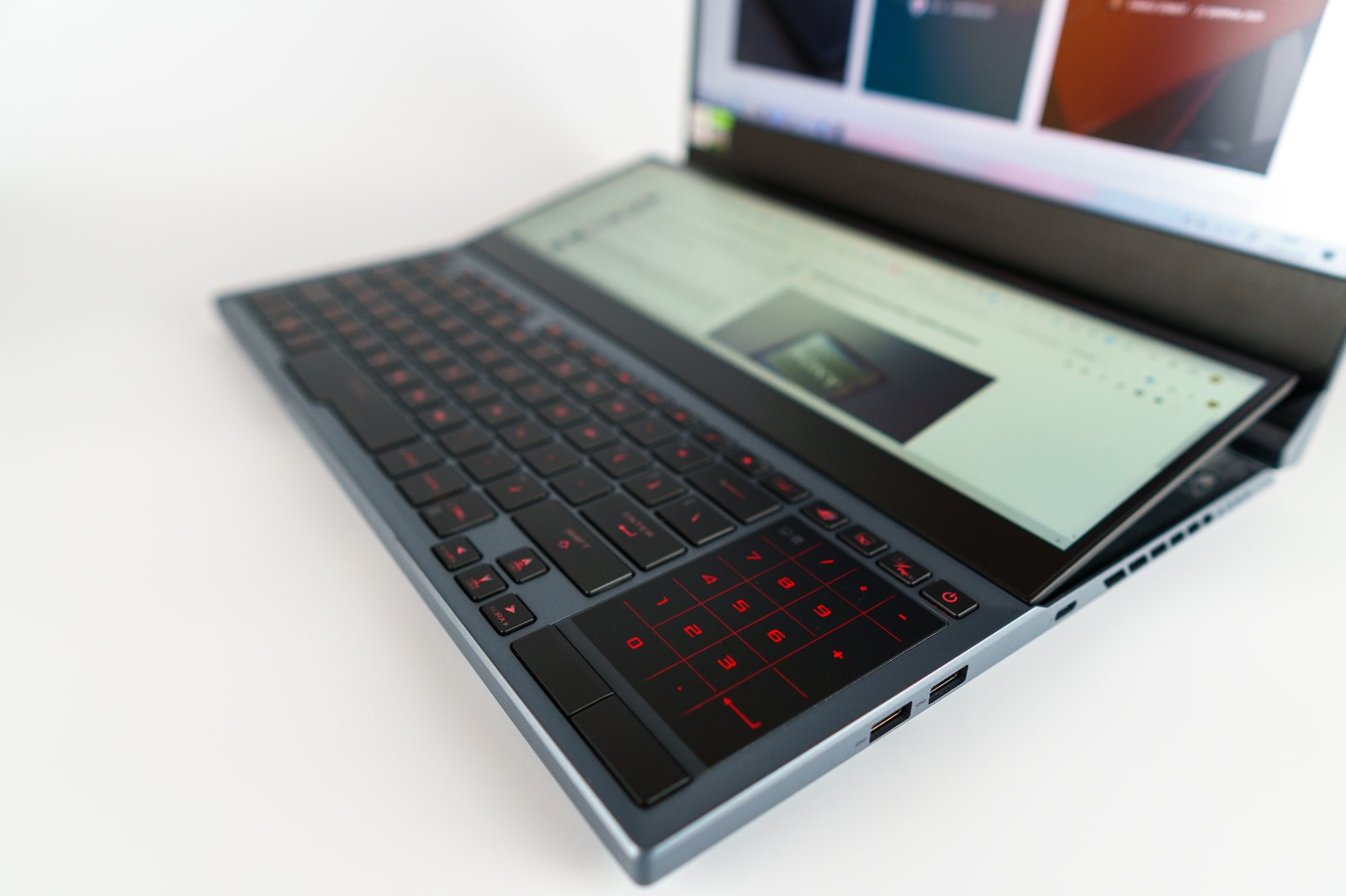 Asus ROG GX550L Zephyrus Duo klawiatura i touchpad