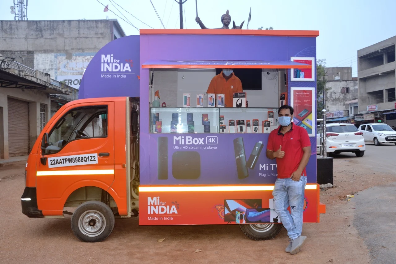 Pracownik Xiaomi Mi Store on Wheels