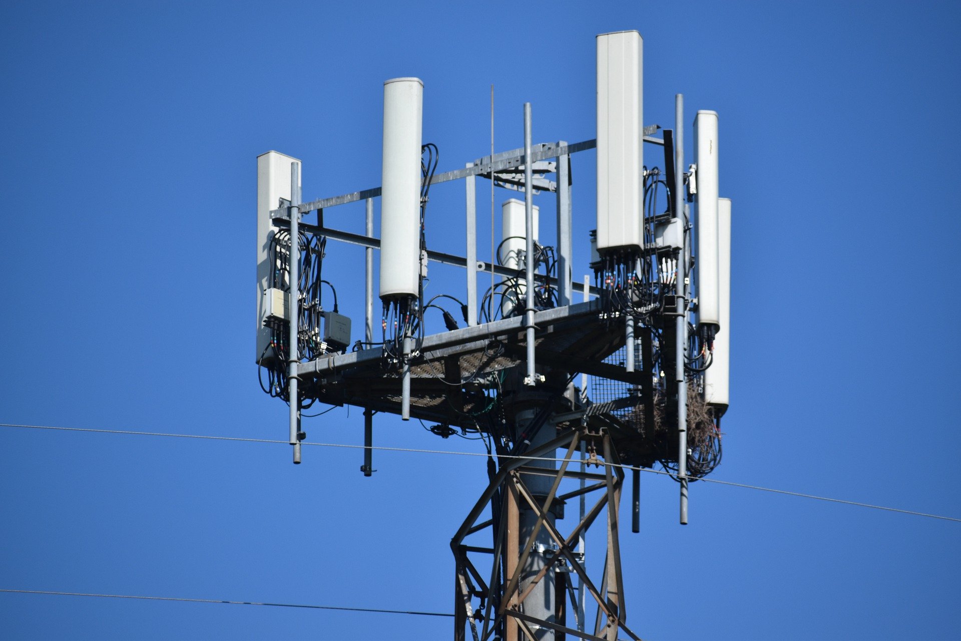 maszt nadajnik stacja bazowa antena operatora GSM
