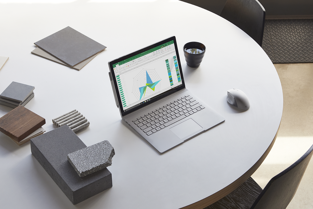 Microsoft Office na laptopie Surface.