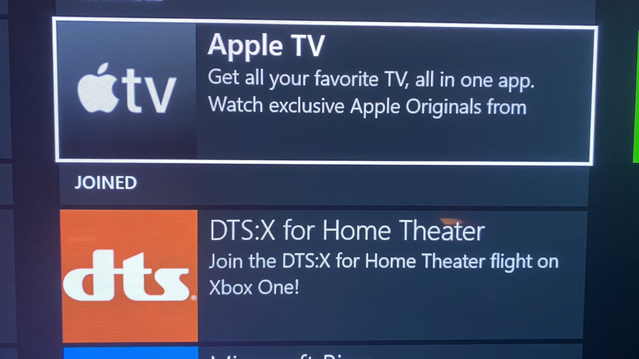 Aplikacja Apple TV na konsoli Microsoftu. 