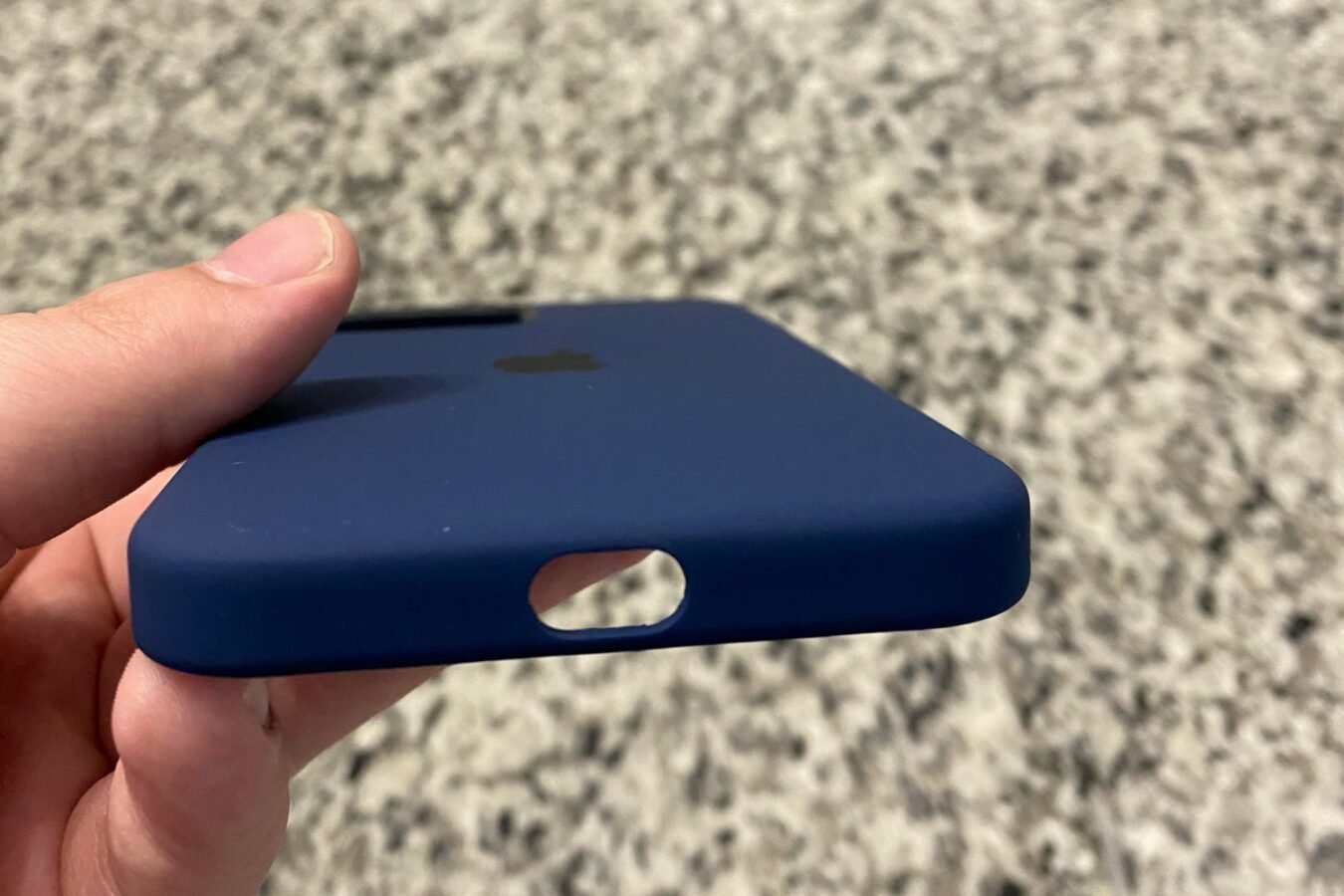 iPhone 12 – etui Apple z wadą.