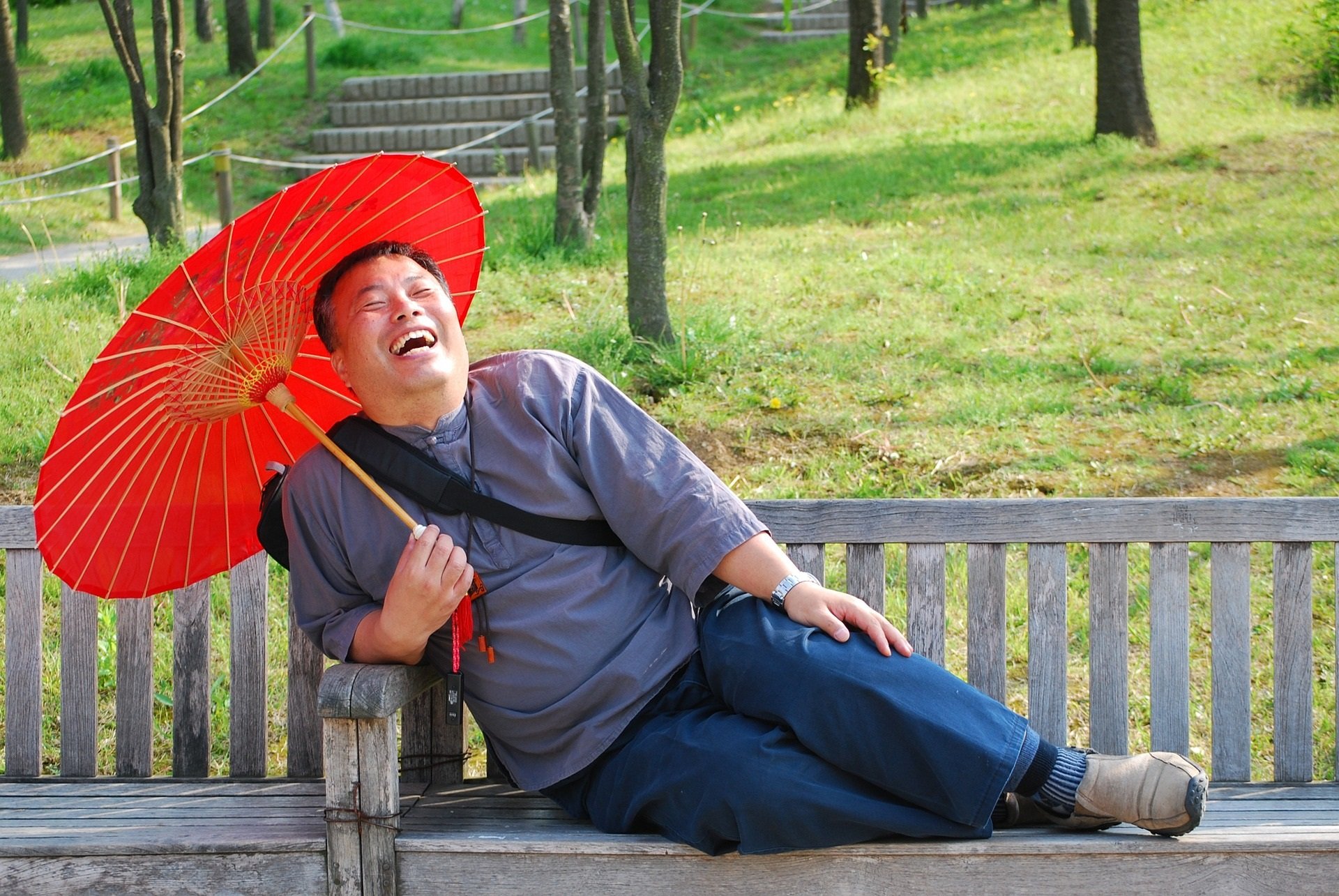 mężczyzna park ławka śmiech parasolka