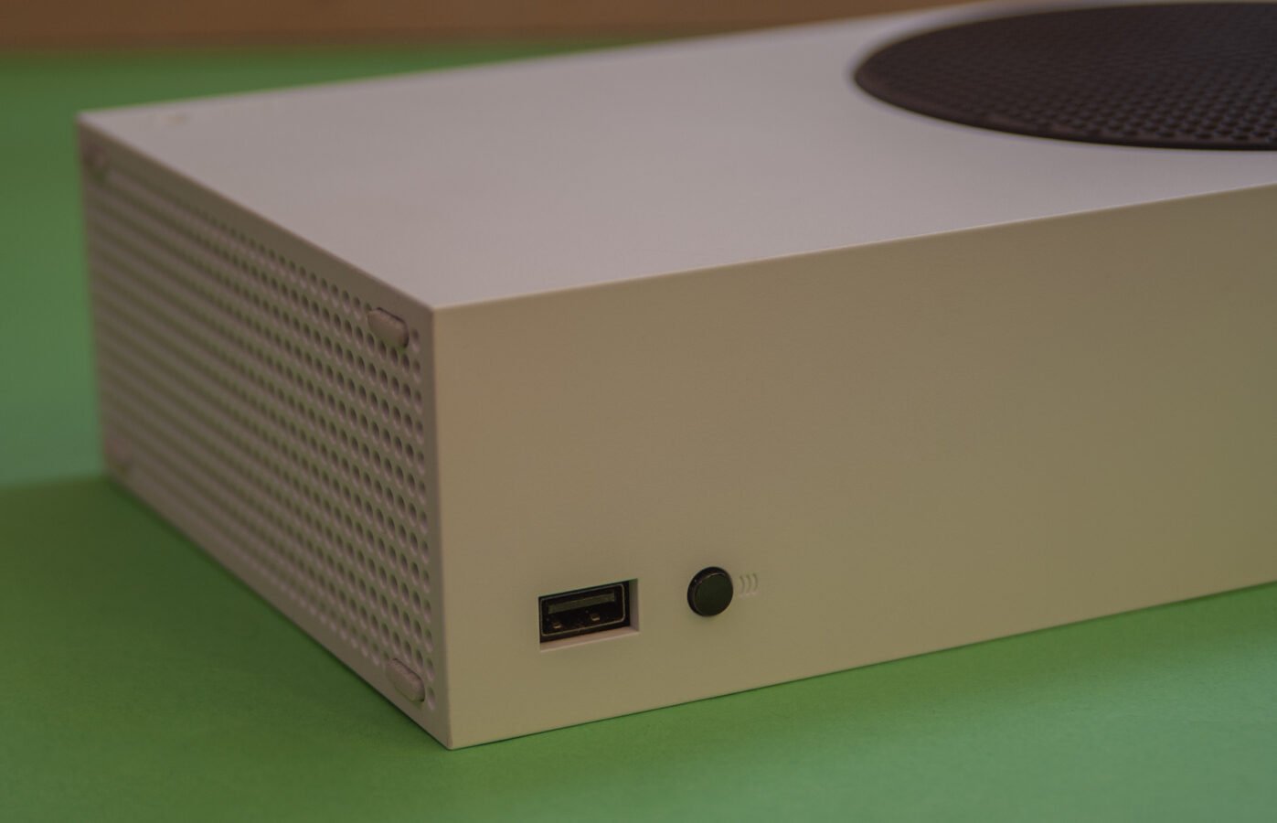 Xbox Series S to najtańsza konsola obecnej generacji. Sprzęt kosztuje zaledwie 1349 złotych (fot. Tabletowo)