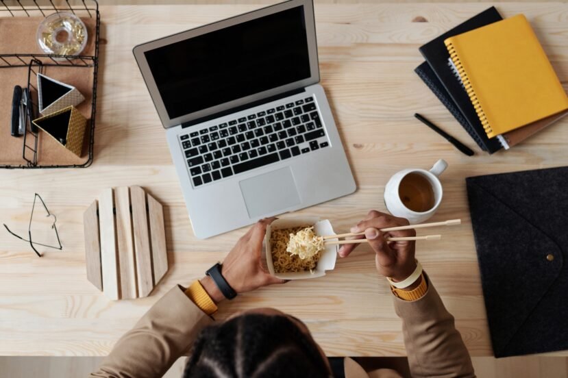 jedzenie food order chińszczyzna laptop komputer kawa picie herbata