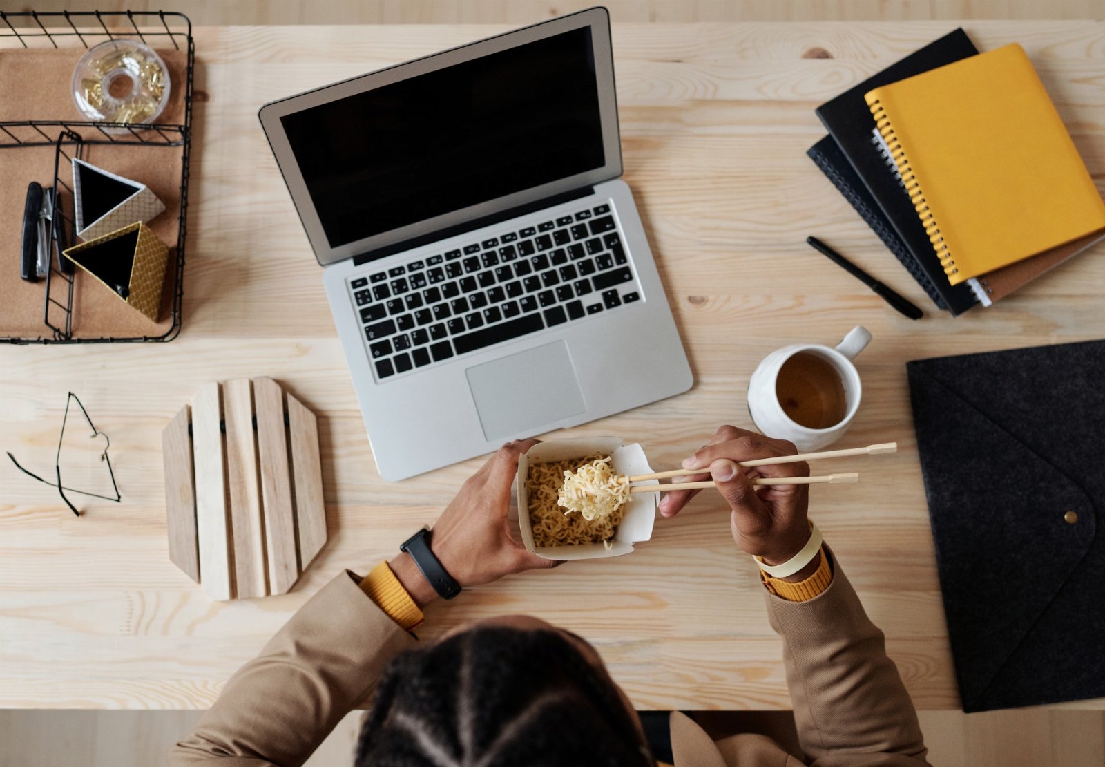 jedzenie food order chińszczyzna laptop komputer kawa picie herbata