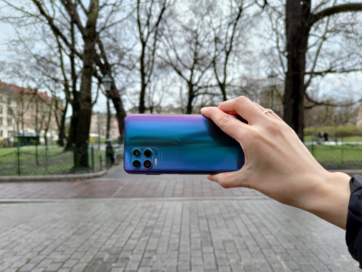 Recenzja Motorola moto g100 - Tył urządzenia - fot. Tabletowo