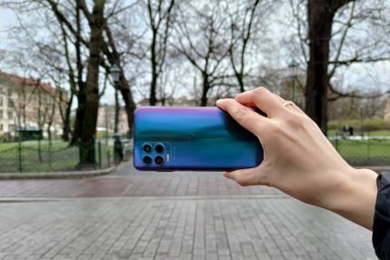 Recenzja Motorola moto g100 - Tył urządzenia - fot. Tabletowo